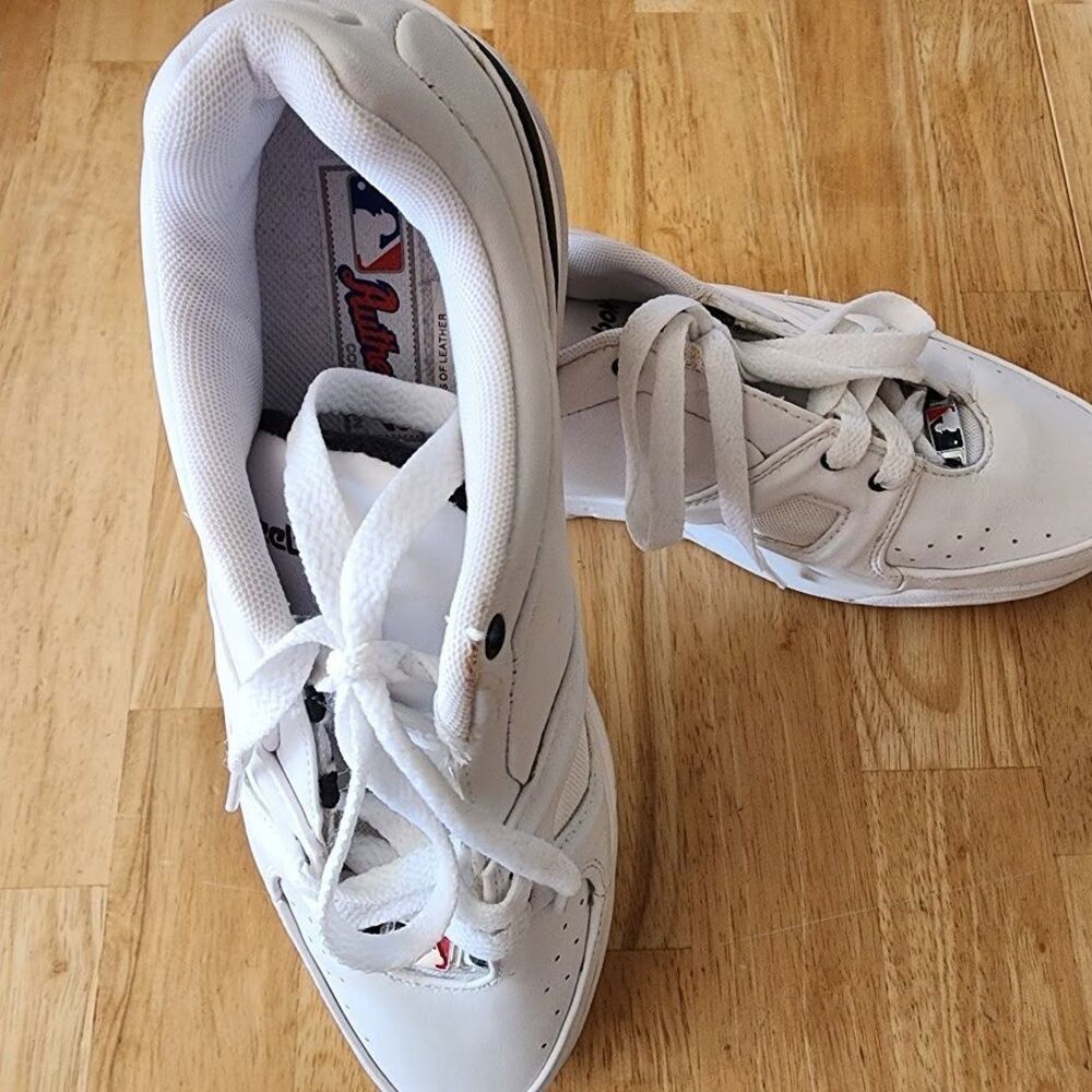Reebok Men's Sz 9.5 Boston Red Sox 2004 World Series Champions Sneakers 2-141502
